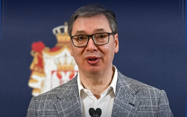 Vučić je nekom majka, nekom maćeha - Predsednik pomilovao devojku koja je automobilom udarila studentkinju na protestu