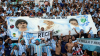 Navijači u Argentini za zastavom na kojoj su Maradona, Mesi i papa Franjo