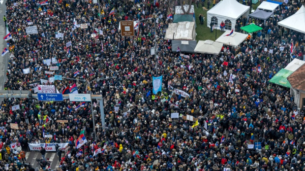 Studenti i građani na protestu u Kragujevcu (Andrej ISAKOVIC / AFP)