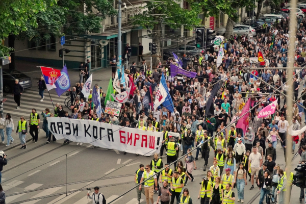 Studenti u protestnoj šetnji "krugom dvojke"