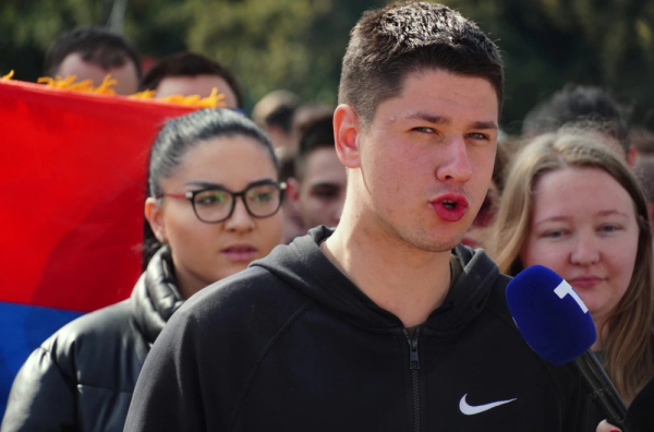 OPET LOŠA GLUMA - BOLIVUD PLAČE: Napad na Miloša Pavlovića u Pionirskom parku VIDEO