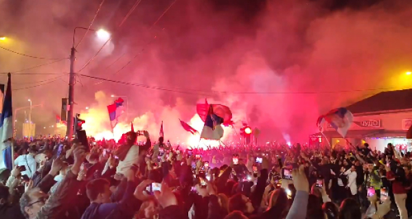 Građani Obrenovca zasuli zgradu opštine jajima VIDEO