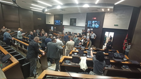 Demonstranti pokušali da uđu u Skupštinu Kraljeva