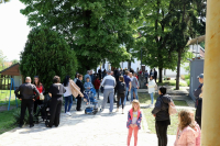 U porti hrama Sv. Nikole mališanima pokloni za Lazarevu subotu