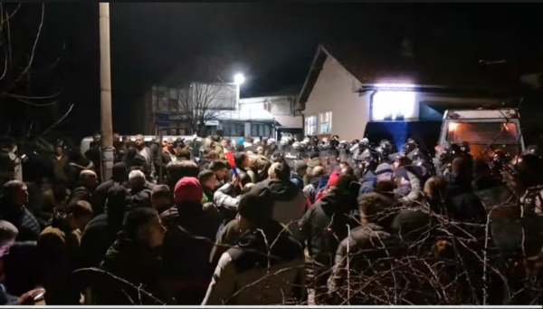 Vučićev gradonačelink Kraljeva ispraćen iz sela jajima VIDEO