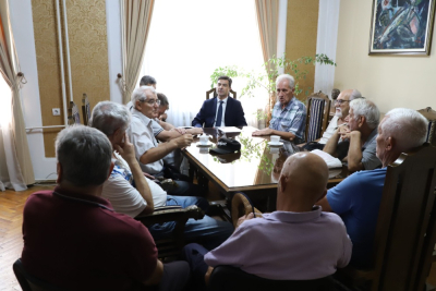 Gradonačelnik Pavlović i oštećeni radnici EI o rešenju višegodišnjeg problema