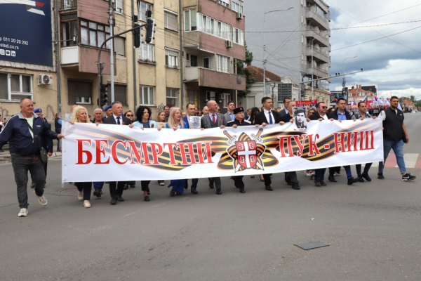 Maršem „Besmrtnog puka“ u Nišu obeležen Dan pobede nad fašizmom