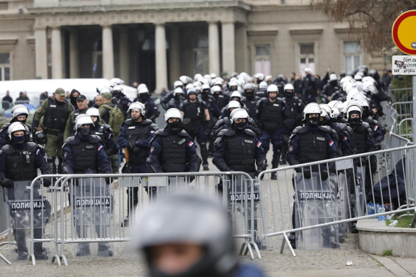 Protest nije više studentski - Iz Pionirskog parka bačene flaše i kamenice