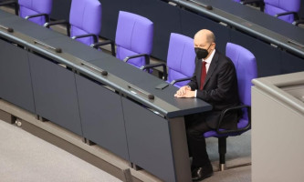 Nedugo pre nego što je položio zakletvu, Olaf Šolc je seo u kancelarsku stolicu - Angela Merkel je ovdje sedila 16 godina